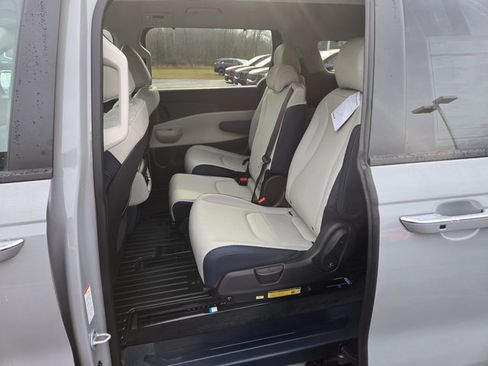 New 2026 Kia Carnival EX image 19