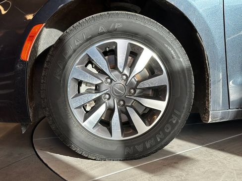 Used 2021 Chrysler Pacifica Touring-L FWD image 26