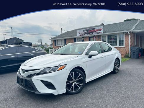 Used 2020 Toyota Camry SE FWD image 1