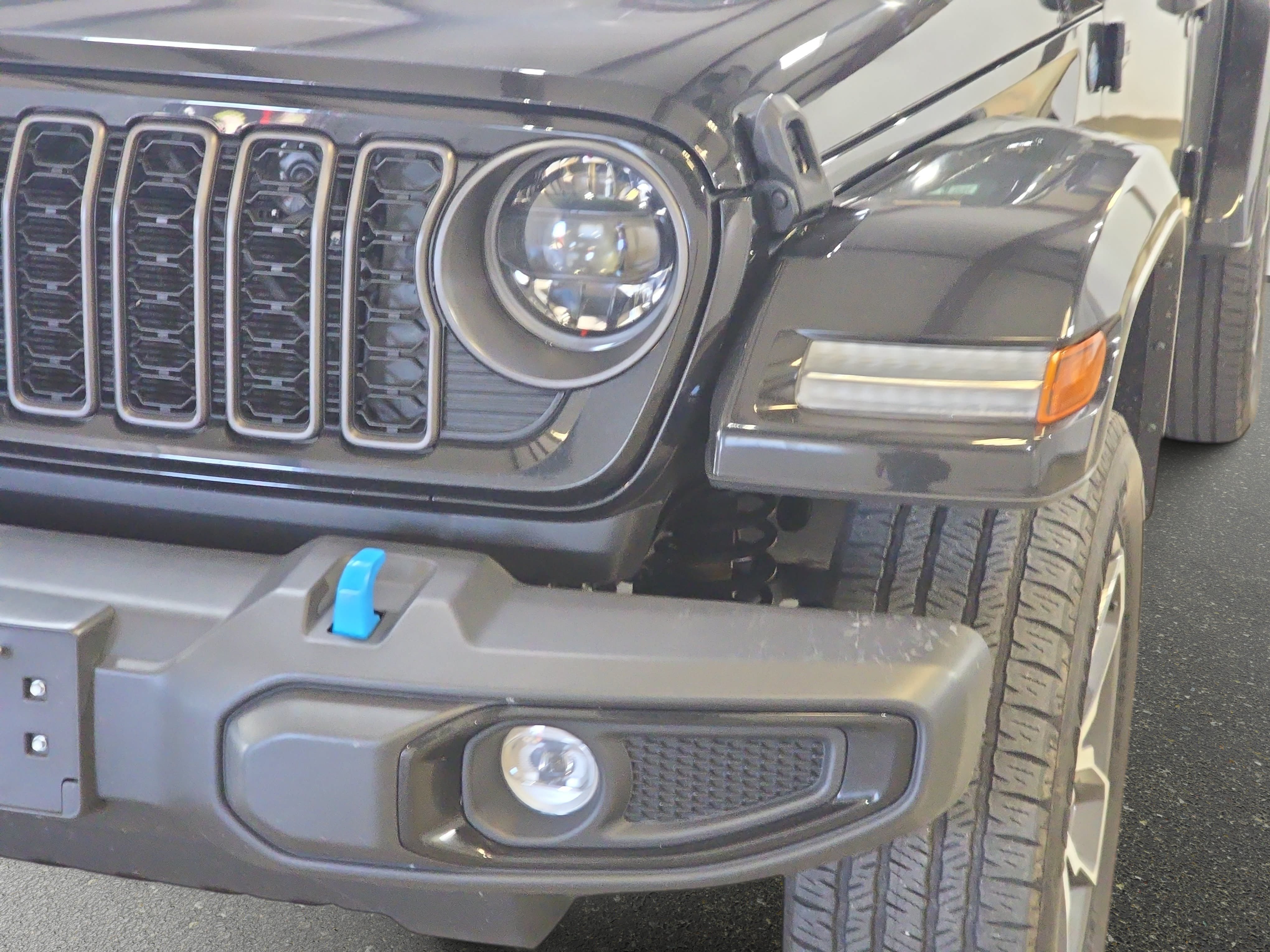 Used 2024 Jeep Wrangler Unlimited w/ Convenience Group AWD/4WD image 28