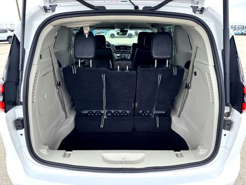 Used 2024 Chrysler Pacifica Select image 9