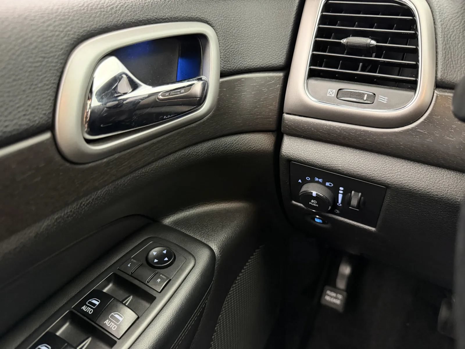 Used 2018 Jeep Grand Cherokee Altitude AWD/4WD image 15