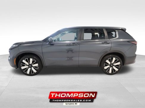 Used 2025 Mitsubishi Outlander SE AWD/4WD image 1