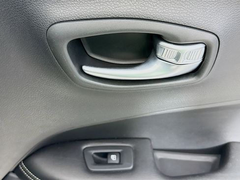 Used 2021 Jeep Compass Latitude image 30