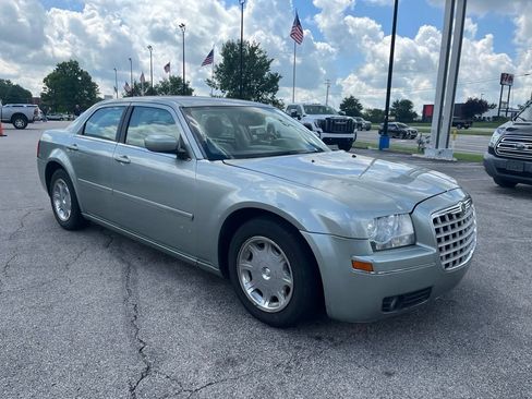 Used 2005 Chrysler 300 Touring RWD image 2