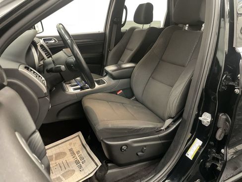 Used 2019 Jeep Grand Cherokee Laredo AWD/4WD image 12