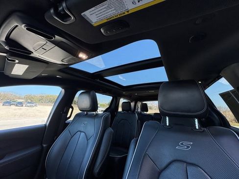 Used 2023 Chrysler Pacifica Limited w/ Uconnect Theater Family Group image 28