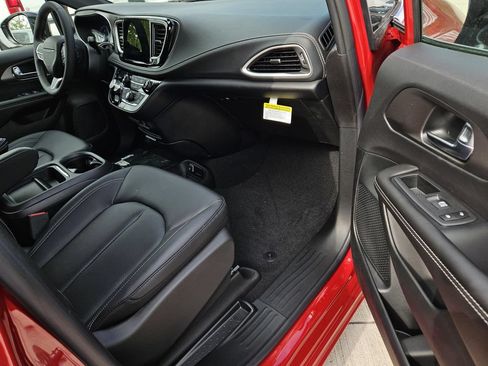 New 2027 Chrysler Pacifica Select FWD image 6
