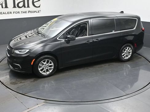 Used 2023 Chrysler Pacifica Touring-L FWD image 48