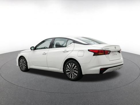 Used 2025 Nissan Altima 2.5 SV FWD image 8