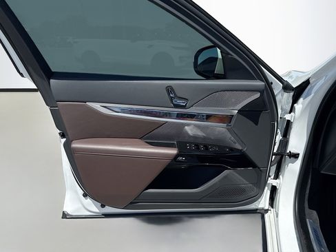 Used 2025 BMW i7 eDrive50 w/ M Sport Package RWD image 24
