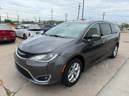 Used 2019 Chrysler Pacifica Touring Plus w/ Tire & Wheel Group FWD image 5