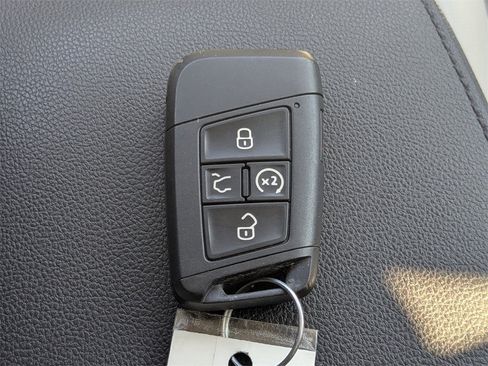 Used 2020 Volkswagen Tiguan SEL image 31