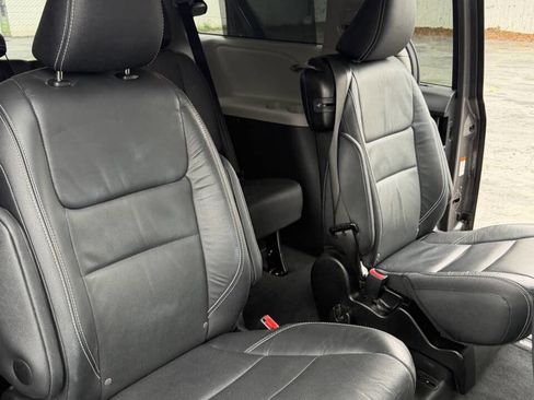 Used 2016 Toyota Sienna SE Premium image 9
