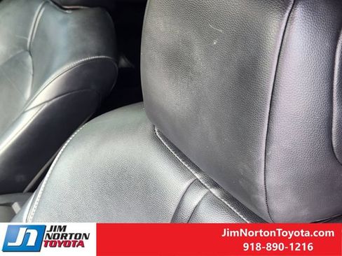 Used 2020 Toyota Highlander XLE FWD image 16