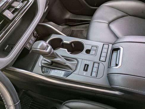 Used 2022 Toyota Highlander XLE image 25