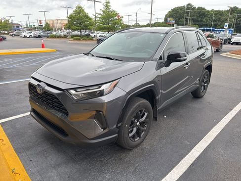 Used 2024 Toyota RAV4 XLE AWD/4WD image 3