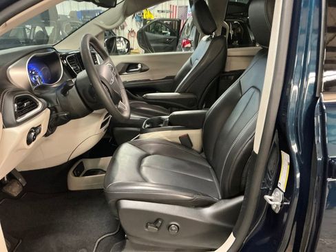Used 2023 Chrysler Pacifica Touring-L AWD/4WD image 14