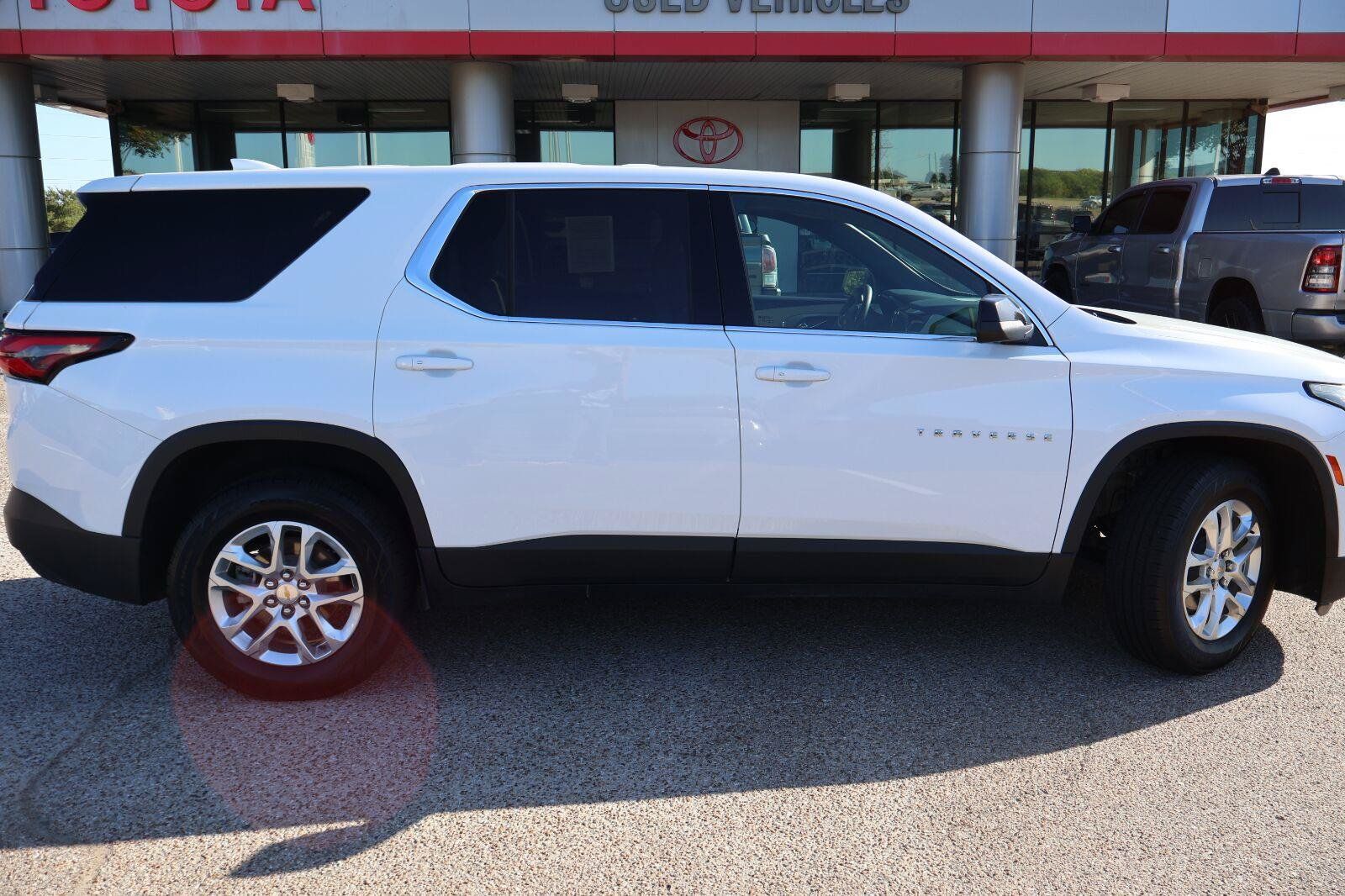 Used 2023 Chevrolet Traverse LS FWD image 2