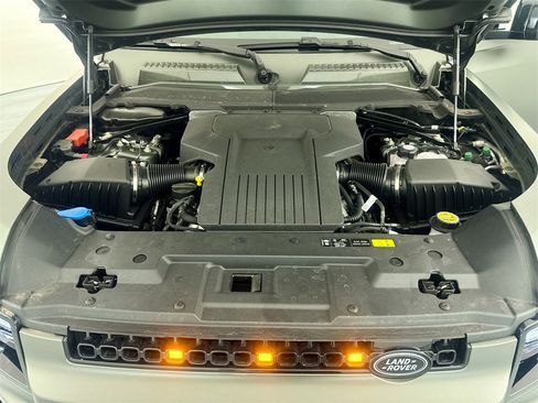 Used 2025 Land Rover Defender 110 image 30