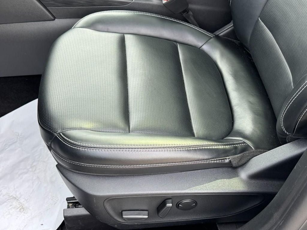 Used 2025 Ford Escape Platinum AWD/4WD image 26