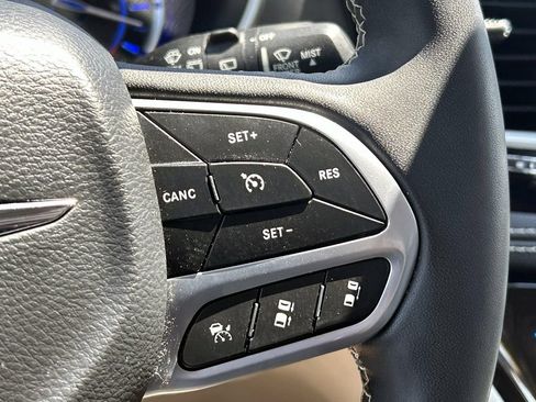 Used 2022 Chrysler Pacifica Touring-L FWD image 25