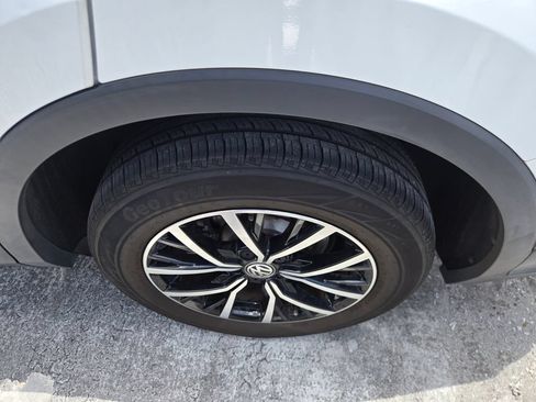Certified 2021 Volkswagen Tiguan SE w/ Panoramic Sunroof Package FWD image 8
