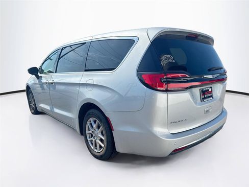 Used 2024 Chrysler Pacifica Touring-L FWD image 3