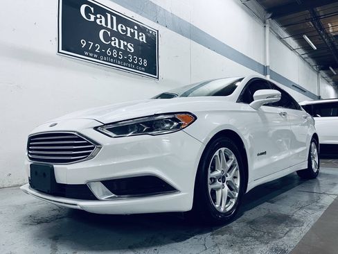 Used 2018 Ford Fusion SE w/ Equipment Group 602A FWD image 2