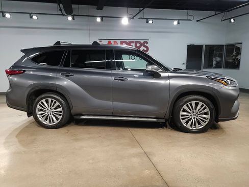 Used 2023 Toyota Highlander Platinum FWD image 8