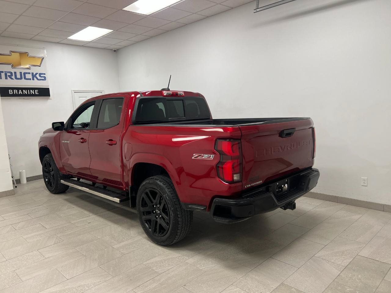 Used 2025 Chevrolet Colorado Z71 w/ Technology Package AWD/4WD image 11