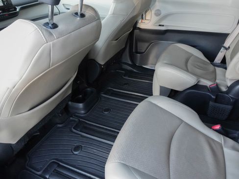 Used 2021 Toyota Sienna Limited image 27