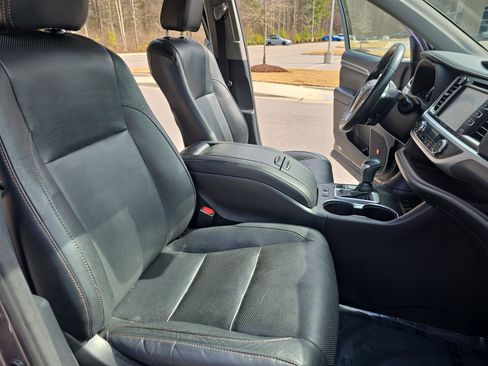 Used 2018 Toyota Highlander Limited image 10