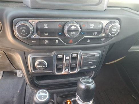 Used 2019 Jeep Wrangler Unlimited Sahara image 33