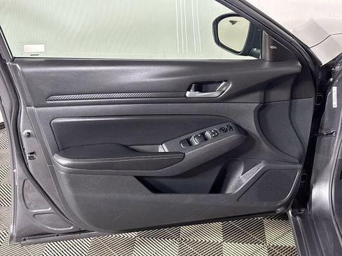 Used 2024 Nissan Altima 2.5 SV image 10