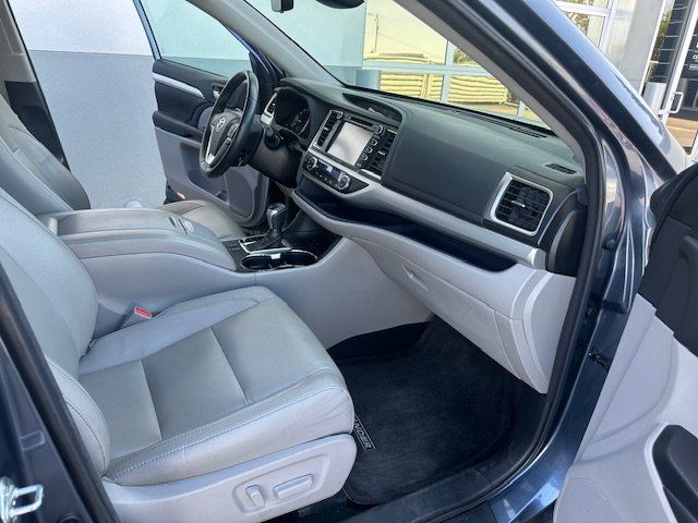 Used 2018 Toyota Highlander XLE w/ Carpet Mat Package (TMS) FWD image 27