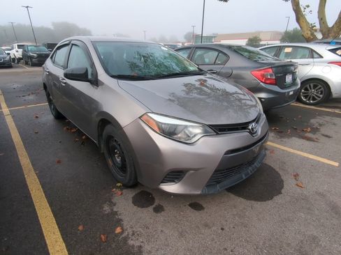Used 2015 Toyota Corolla LE FWD image 3