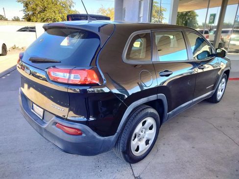 Used 2016 Jeep Cherokee Sport image 3