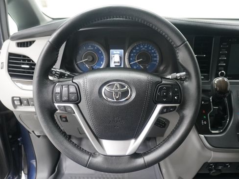 Used 2020 Toyota Sienna XLE w/ XLE Navigation Package FWD image 17
