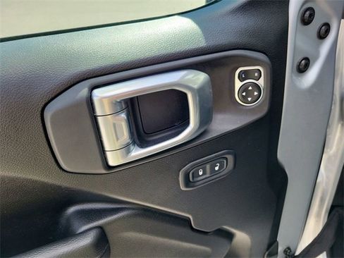 Used 2024 Jeep Wrangler Unlimited image 15