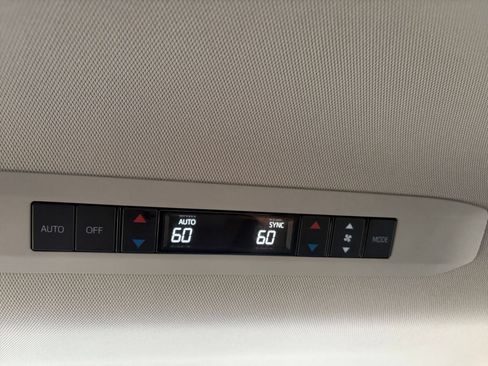 Used 2025 Toyota Sienna XLE FWD image 25