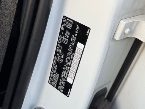 Used 2022 Volvo XC40 T4 Momentum image 40