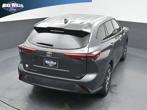 Used 2022 Toyota Highlander XLE FWD image 15