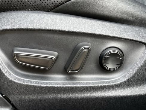 Used 2021 Toyota C-HR Limited image 23