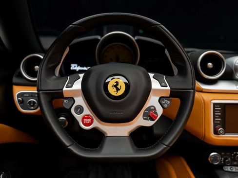 Used 2015 Ferrari California T RWD image 45