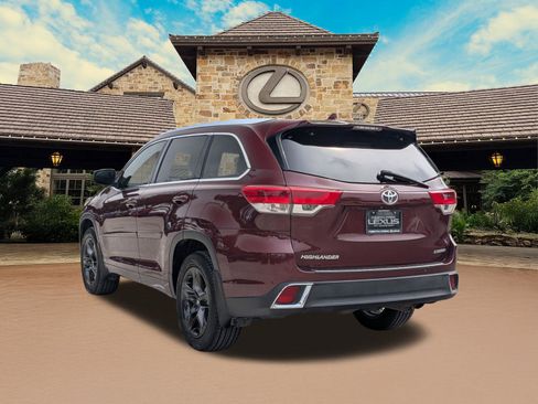 Used 2018 Toyota Highlander Limited Platinum FWD image 3