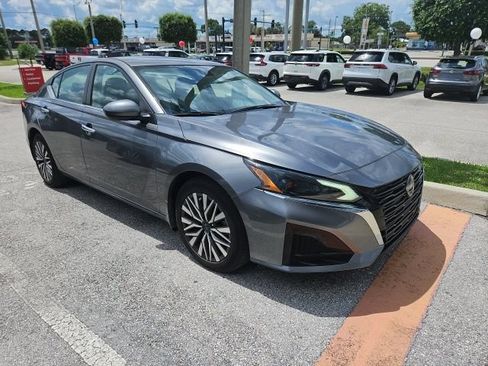 Used 2023 Nissan Altima 2.5 SV FWD image 2