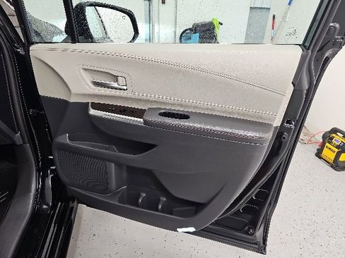 Used 2023 Toyota Sienna XLE FWD image 36