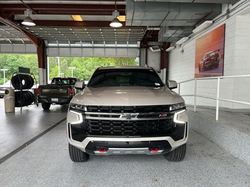 Used 2022 Chevrolet Tahoe Z71 w/ Luxury Package AWD/4WD image 2