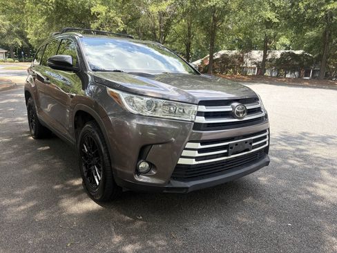 Used 2019 Toyota Highlander XLE FWD image 1